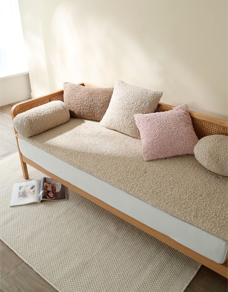 Long coussin de canapé en bouclette sherpa moutonnée (naturel)