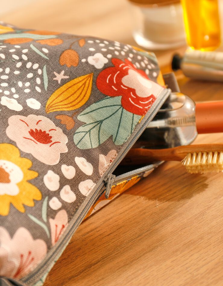 Trousse de toilette zippée motif fleuri folk - collection upcycling (gris/multicolore) Trousse de toilette zippée motif fleuri folk - collection upcycling (gris/multicolore)