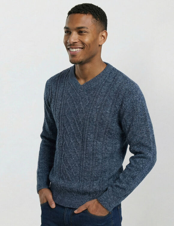 Pull col V maille irlandaise (bleu moulin&eacute;)