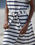 Robe mi-longue ceinturée col V, maille rayée (écru / marine)