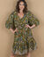 Robe courte imprimée volantée, manches  3/4 (kaki / corail)