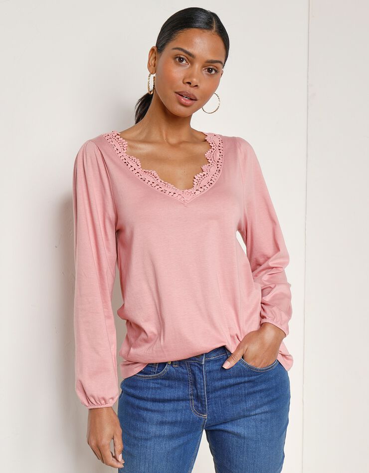 Tee-shirt uni col V finition macramé, manches 3/4 (bois de rose) Tee-shirt uni col V finition macramé, manches 3/4 (bois de rose)