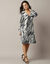 Robe courte imprimé fleuri, maille plissée (blanc / noir)