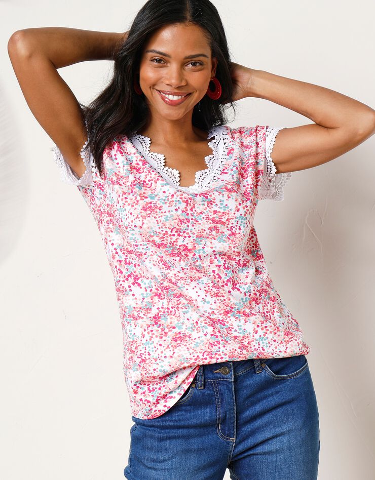 Tee-shirt imprimé col V macramé (blanc / rose) Tee-shirt imprimé col V macramé (blanc / rose)