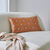 Coussin rectangulaire velours imprimé fleurs (caramel)