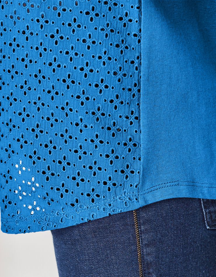 Tee-shirt col V, broderie anglaise (bleu)