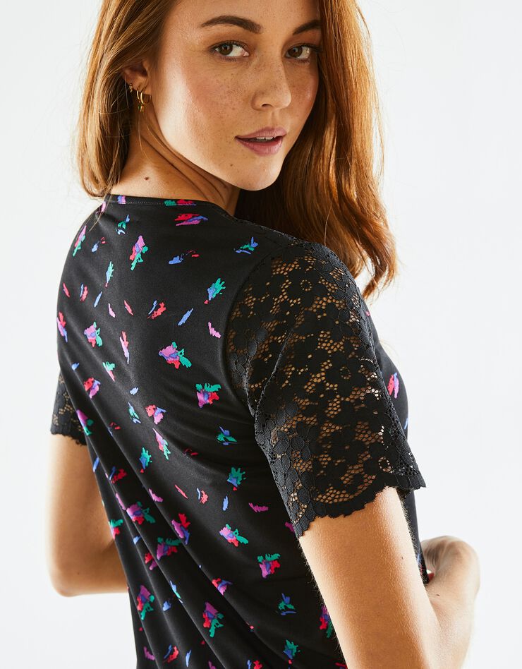 Tee-shirt empiècement dentelle col rond manches courtes, imprimé (noir / multicolore) Tee-shirt empiècement dentelle col rond manches courtes, imprimé (noir / multicolore)