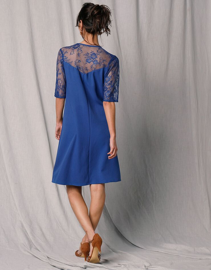 Robe courte manches aux coudes crêpe et dentelle (bleu) Robe courte manches aux coudes crêpe et dentelle (bleu)