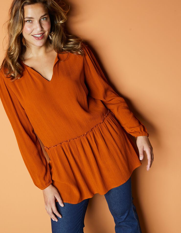 Blouse fluide volantée en crépon de viscose (caramel) Blouse fluide volantée en crépon de viscose (caramel)