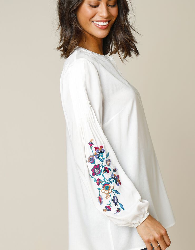 Blouse manches longues plissées et brodées (écru) Blouse manches longues plissées et brodées (écru)