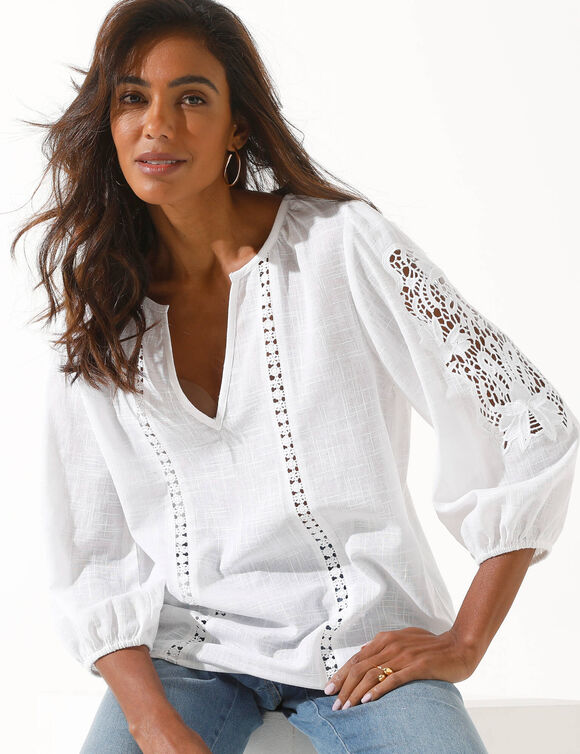 Blouse unie macramé, manches brodées (blanc)