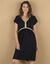Robe courte col V, détails tressés dorés, crépon (noir)