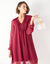 Robe unie &agrave; plis, voile plumetis (bordeaux)