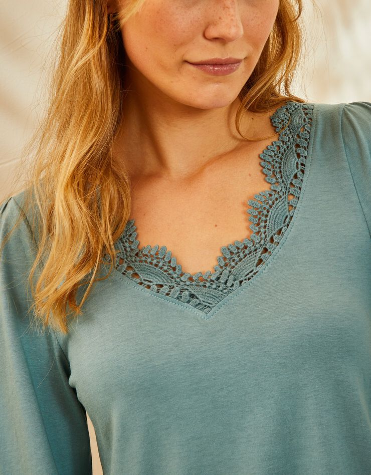 Tee-shirt uni col V finition macramé, manches 3/4 (vert) Tee-shirt uni col V finition macramé, manches 3/4 (vert)