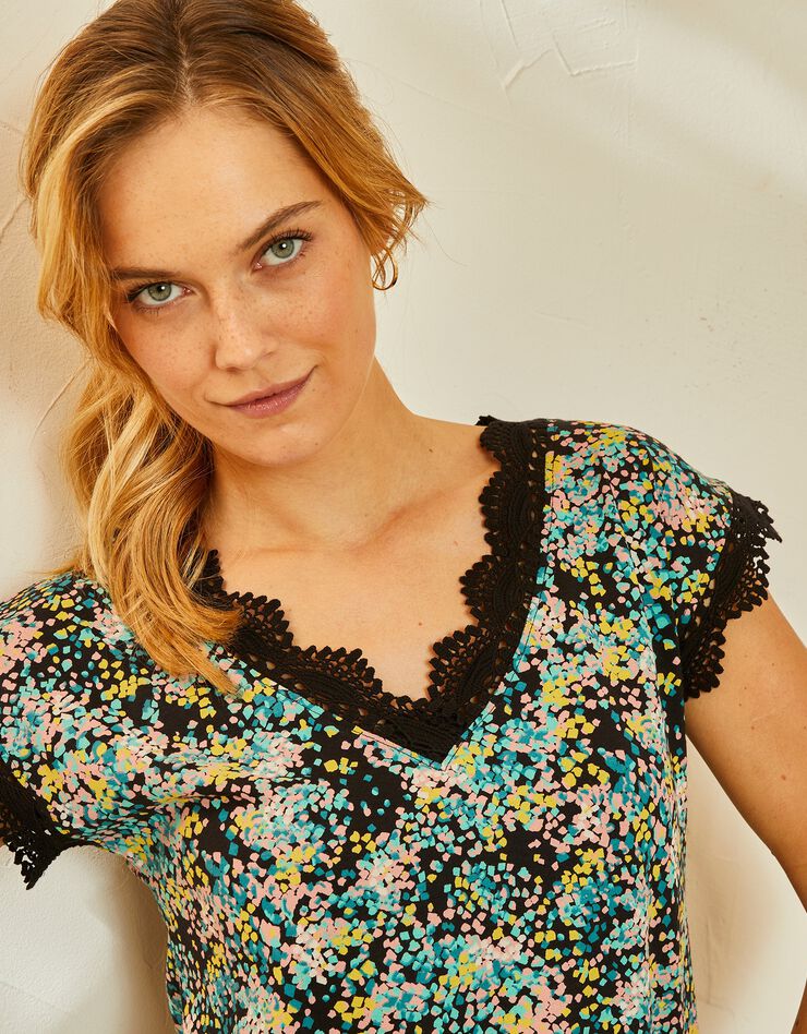 Tee-shirt imprimé col V macramé (noir / vert) Tee-shirt imprimé col V macramé (noir / vert)