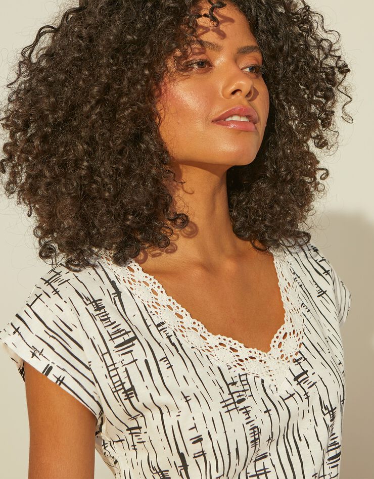 Tee-shirt imprimé, col V macramé et motif ethnique (écru / noir) Tee-shirt imprimé, col V macramé et motif ethnique (écru / noir)