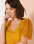 T-shirt col V, manches en macramé (safran)