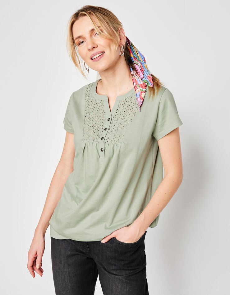 Tee-shirt boutonné broderie anglaise (vert grisé) Tee-shirt boutonné broderie anglaise (vert grisé)