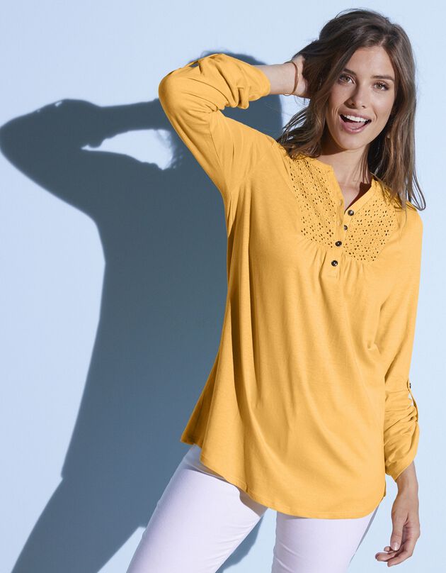 Tee-shirt col tunisien manches longues, broderie anglaise (safran)