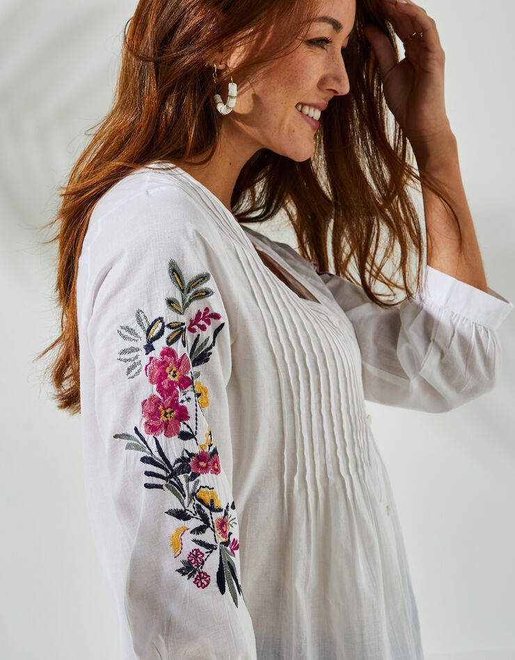 Tunique boutonnée à plis unie brodée (blanc)