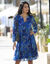 Robe col fendu imprimée, voile (bleu grisé / marine)