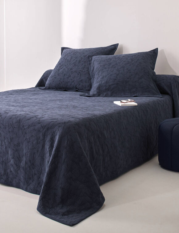 Jet&eacute; de lit jacquard gaufr&eacute; "feuillage" (marine)