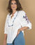 Blouse brodée manches amples, crépon (écru / bleu)