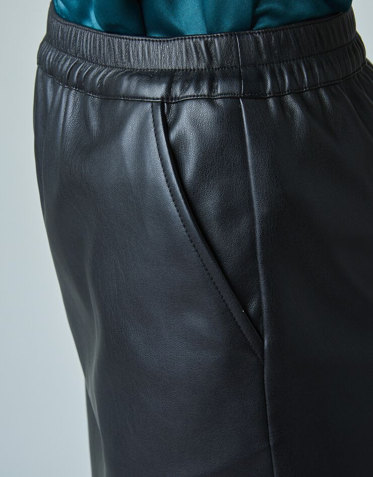 Jupe courte droite en faux cuir, base arrondie (noir)