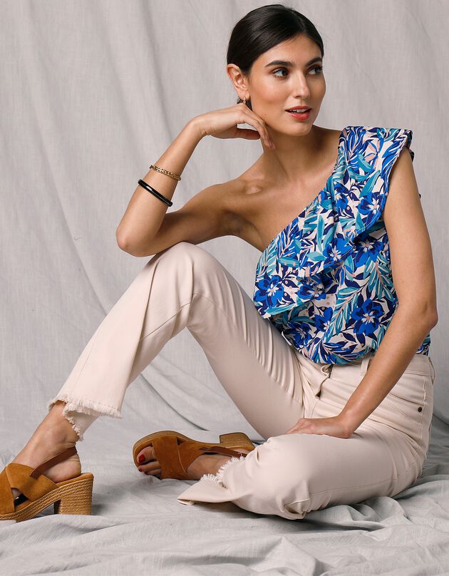 Blouse asymétrique épaule dénudée crêpe imprimé (beige / bleu) Blouse asymétrique épaule dénudée crêpe imprimé (beige / bleu)