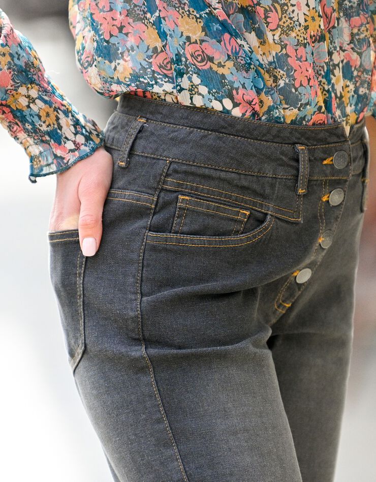 Jean coupe "mom" ceinture boutonné (gris) Jean coupe "mom" ceinture boutonné (gris)
