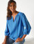 Blouse unie macramé, manches brodées (bleu)