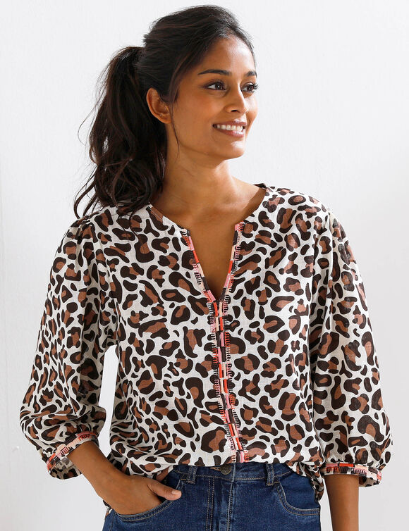 Blouse brodée manches 3/4, imprimé léopard (écru / noisette)