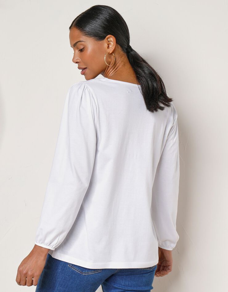 Tee-shirt uni col V finition macramé, manches 3/4 (blanc) Tee-shirt uni col V finition macramé, manches 3/4 (blanc)