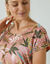 T-shirt col rond imprimé tropical (corail / kaki)