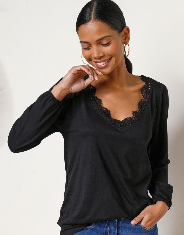 Tee-shirt uni col V finition macramé, manches 3/4 (noir) Tee-shirt uni col V finition macramé, manches 3/4 (noir)