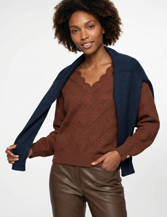 Pull col V festonn&eacute;, maille pointelle ajour&eacute;e fantaisie (noisette)
