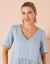 Robe longue unie col V, gaze de coton (bleu grisé)