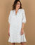 Robe housse évasée, broderie anglaise (blanc)