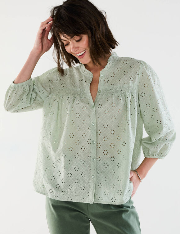 Chemisier broderie anglaise, smocks et col volanté (vert amande)
