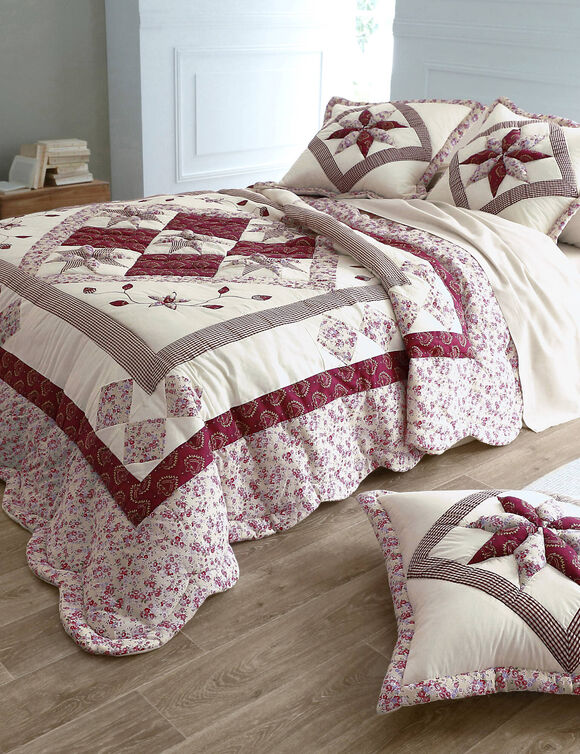 Couvre-lit patchwork imprim&eacute; fleurs (bordeaux)