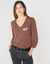 T-shirt col V, imprimé cœurs (chocolat)