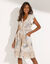 Robe courte macramé, imprimé tropical, taille smockée (beige / écru)