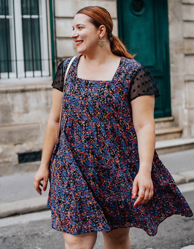 Robe volantée imprimé floral (noir / bleu) Robe volantée imprimé floral (noir / bleu)