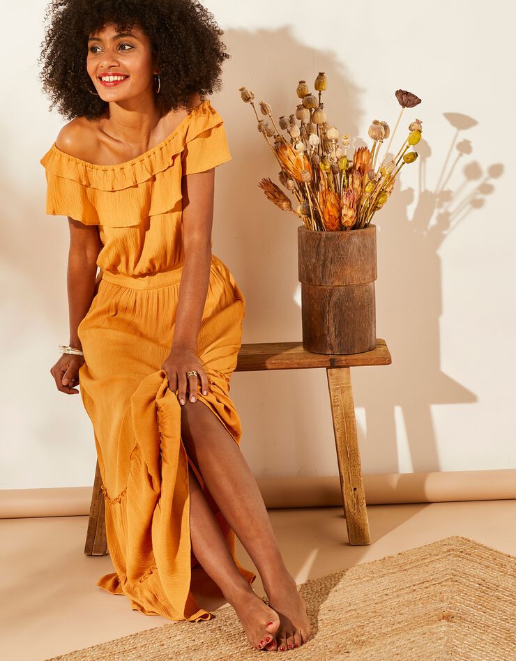 Robe longue volantée, décolleté élastique (ocre) Robe longue volantée, décolleté élastique (ocre)