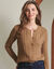 Gilet boutonn&eacute;, manches longues, maille torsad&eacute;e (noisette)