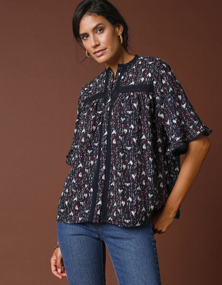Blouse boutonnée froncée imprimée (indigo / écru) Blouse boutonnée froncée imprimée (indigo / écru)
