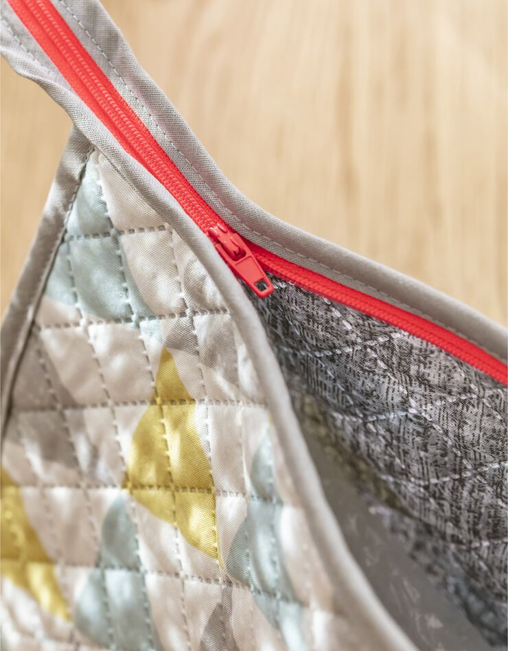 Trousse de toilette zippée matelassée - collection upcycling (multicolore) Trousse de toilette zippée matelassée - collection upcycling (multicolore)