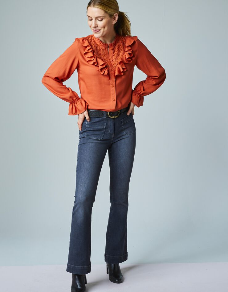 Blouse boutonnée et volantée, plastron dentelle (grenat) Blouse boutonnée et volantée, plastron dentelle (grenat)