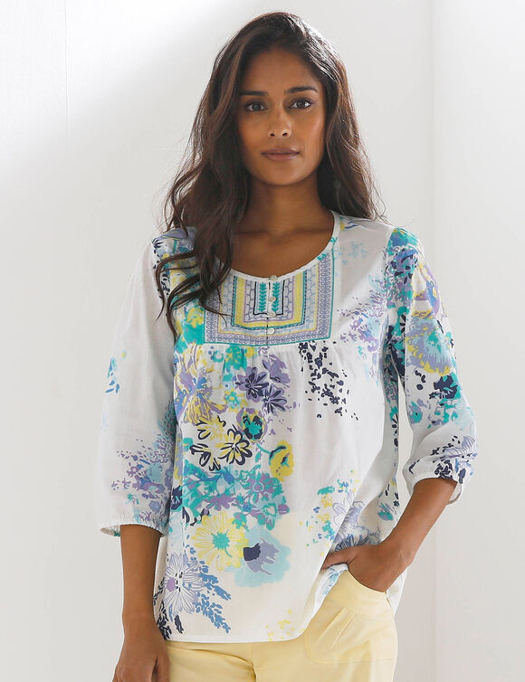Blouse imprim&eacute;e fleurs, d&eacute;tails brod&eacute;s (&eacute;cru / bleu)