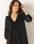 Robe à plis voile uni, manches en dentelle (noir)